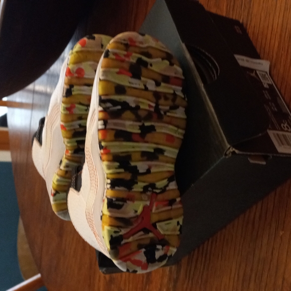 Michael  Jordan   retro shoes ,white and black. Excellent  condition - Picture 3 of 4